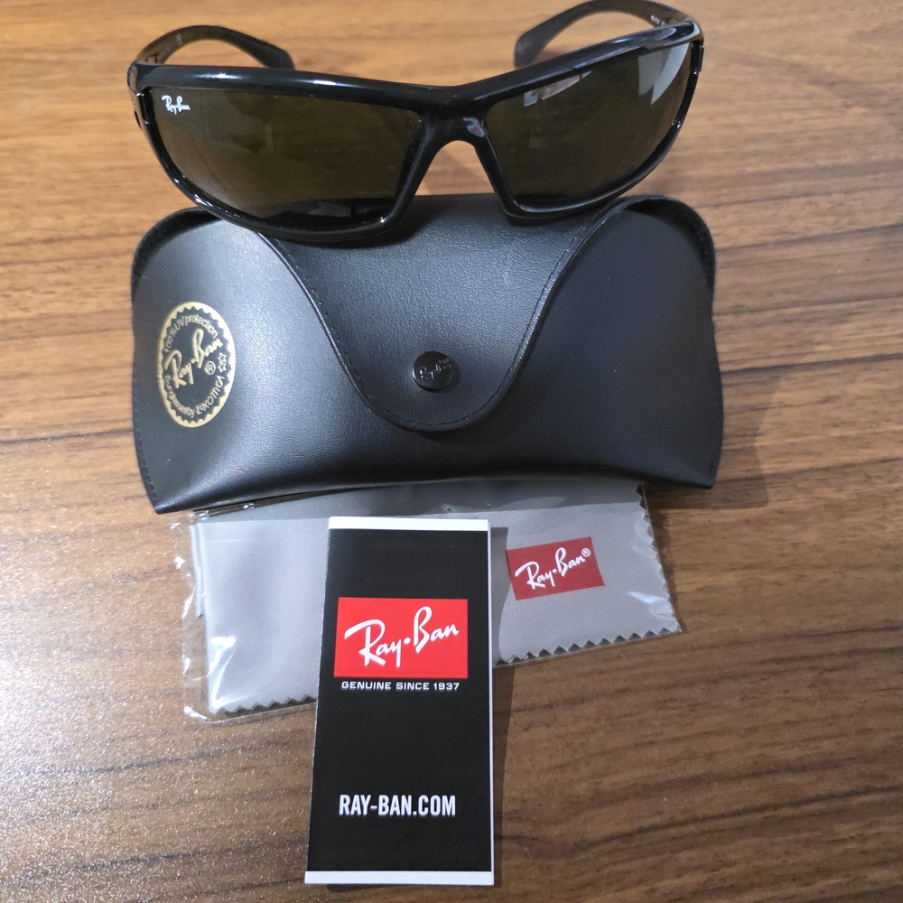 Ray-Ban Glossy Black Sunglasses with Case